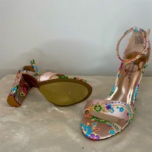 Women heeled sandals